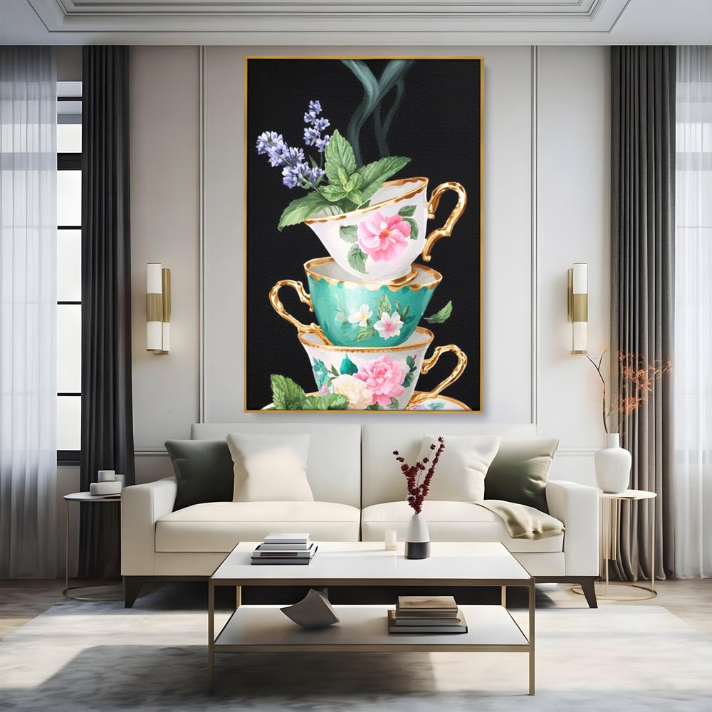 Tablou canvas cu stiva de cesti pictate cu flori, in rama de aluminiu auriu, pe perete intr-un living